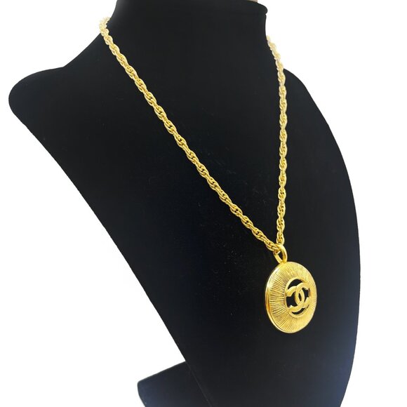 Authentic CHANEL CC Vintage 24K Gold Plated Necklace Chain Medallion Pendant - Picture 7 of 11